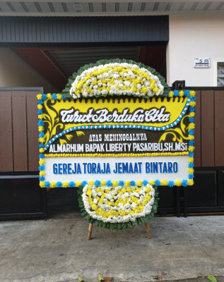 Papan Bunga Duka di Kampung Besar
