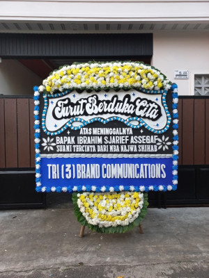 Papan Bunga Duka di Kampung Besar